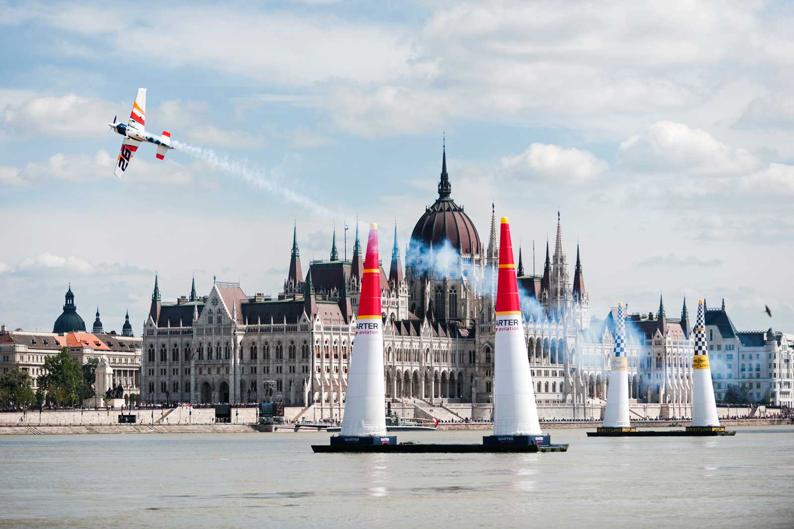 Dolderer wins Budapest Red Bull Air Race FLYER