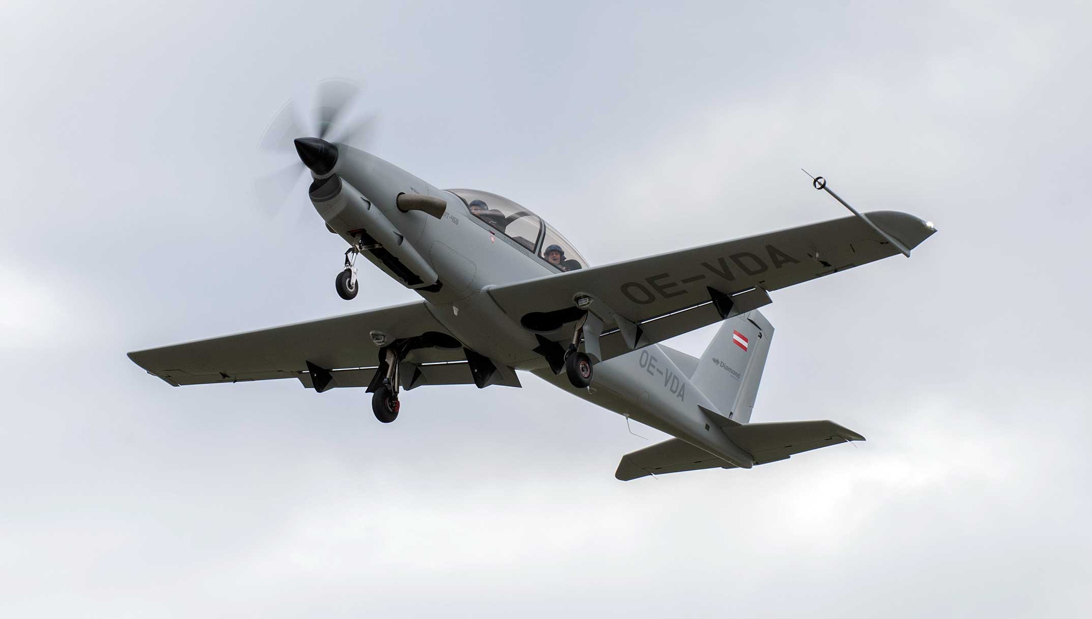 diamond dart 450 makes first flight flyer carbon flyer plane