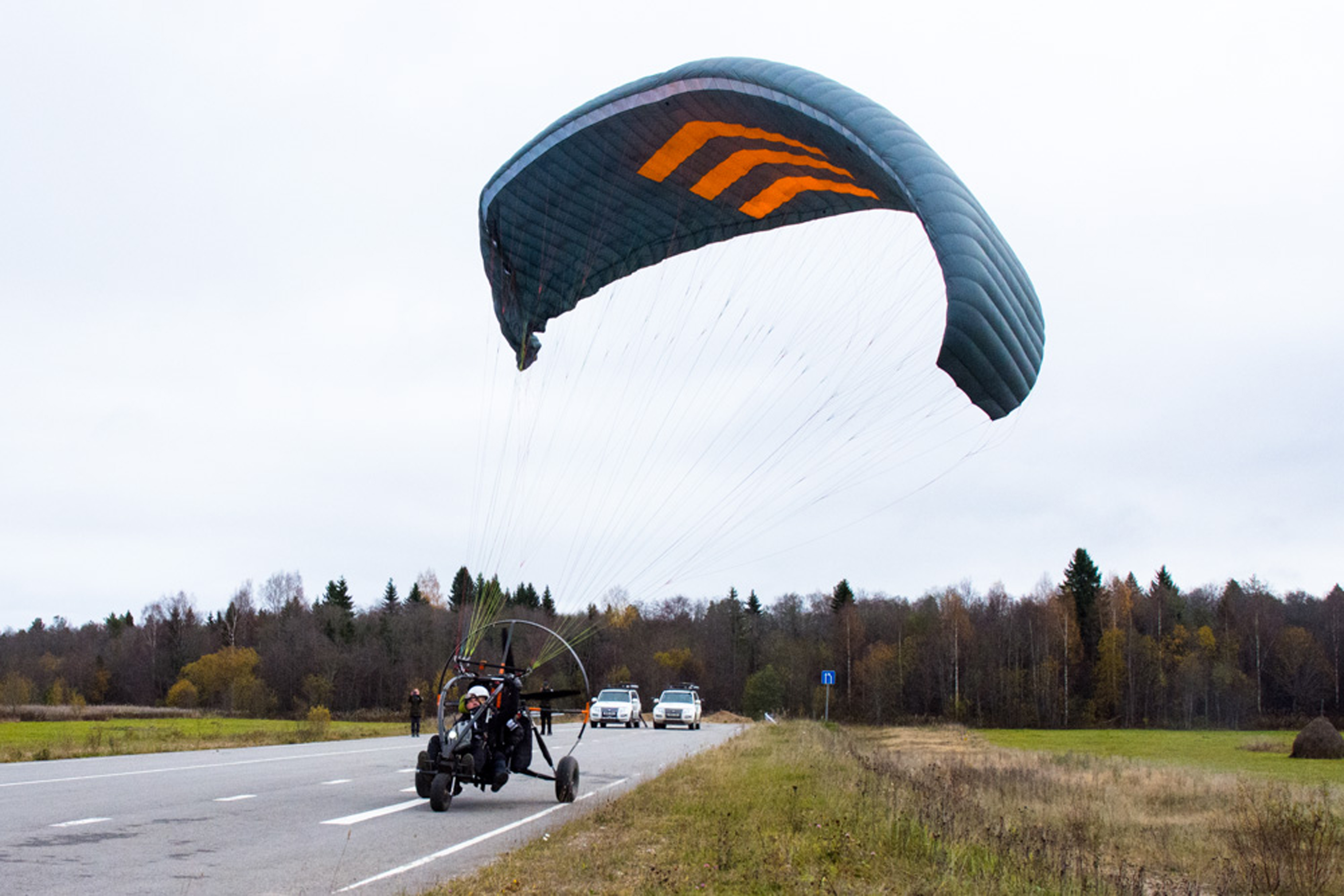 Sacha Dench paramotor flight