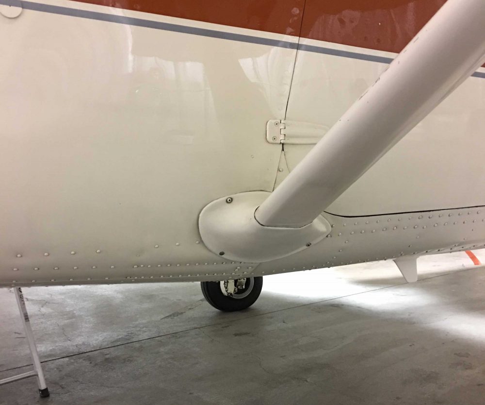 Cessna strut