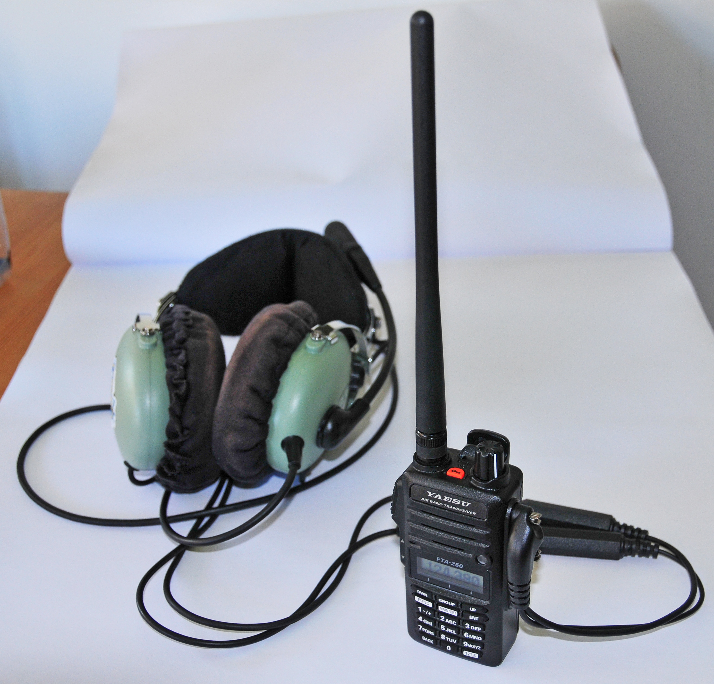 Yaesu FTA250L radio